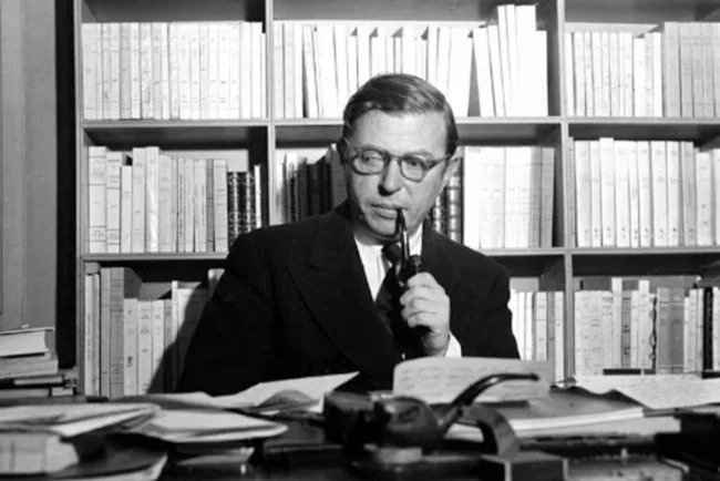 Jean Paul Sartre nel suo studio a Parigi anni Cinquanta