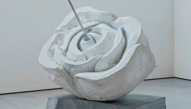 Michelangelo Pistoletto Rosa trafitta 1982 1983 marmo bianco di Carrara acciaio 150x180x180 cm Ph Beppe Giardino